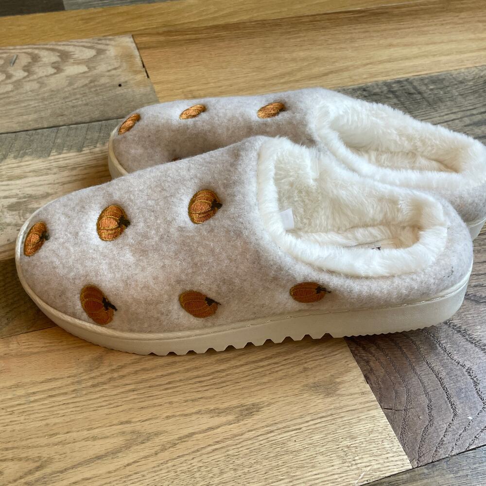 Kooba Women's Pumpkin Embroidered Slippers Size S 5-6 Faux Fur Fall Ivory